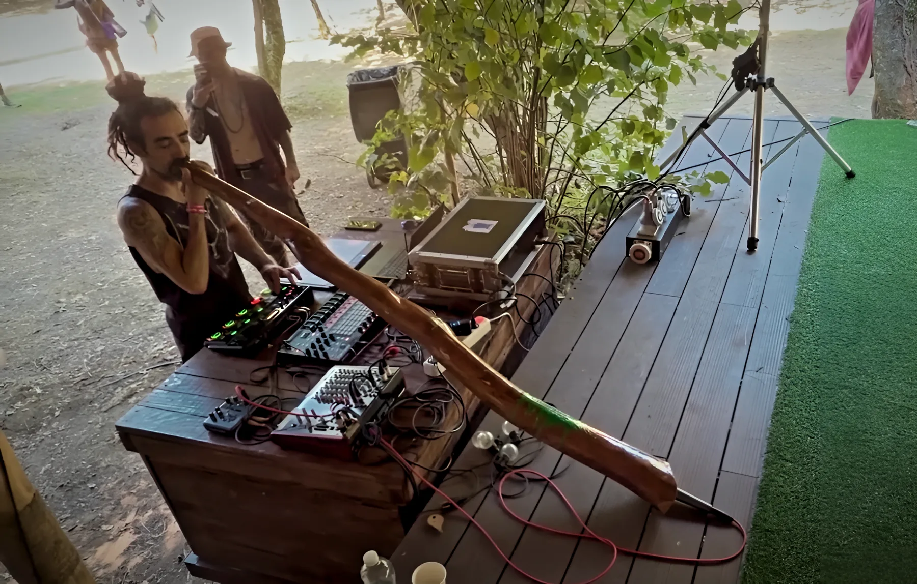 Didgeridoo and synths on the chill stage